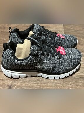Women’s size 7 1/2 Skechers Black & Gray Lace-Up Memory Foam Sneakers